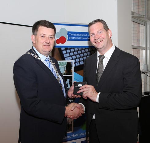 #EU in my Region Open Days Project visit to the ERDF co-funded Shannon ABC centre, Limerick Institute of Technology Limerick. Cllr Damien Geoghegan, Cathaoirleach presenting a thank you gift to Dr Li