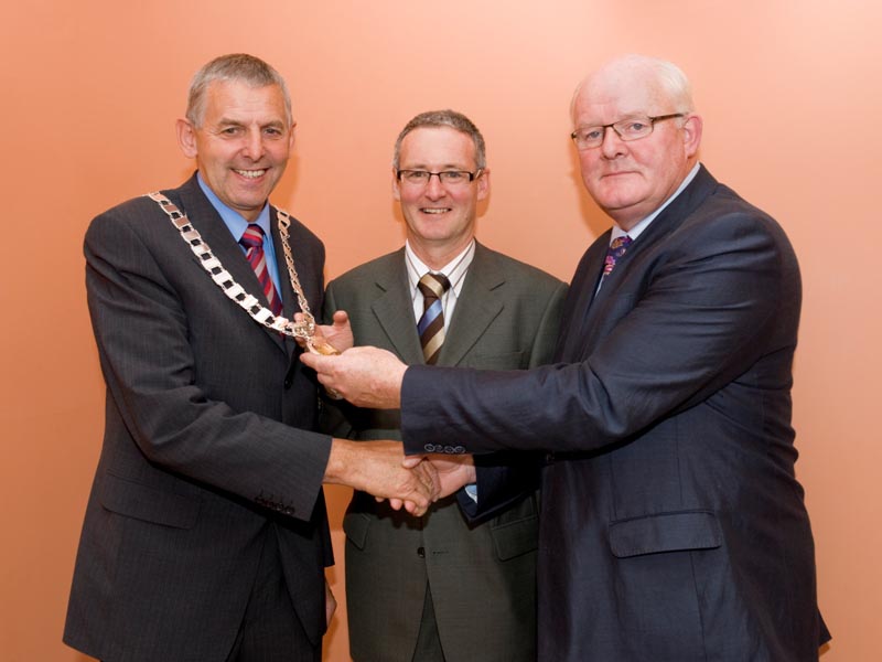 Hand over of the chain of office from Cllr. James Holloway, Cathaoirleach 2008-2009 to Cllr. Kevin Murphy, Cathaoirleach 2008-2009 with Mr. Stephen Blair, Director, S&E Regional Assembly