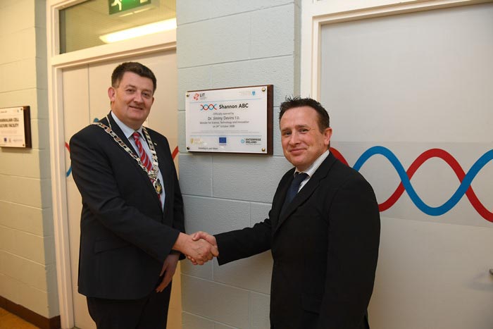 #EU in my Region Open Days Project visit to the ERDF co-funded Shannon ABC centre, Institute of Technology Tralee. Cllr Damien Geoghegan, Cathaoirleach of the Southern Regional Assembly with Tim Yeom