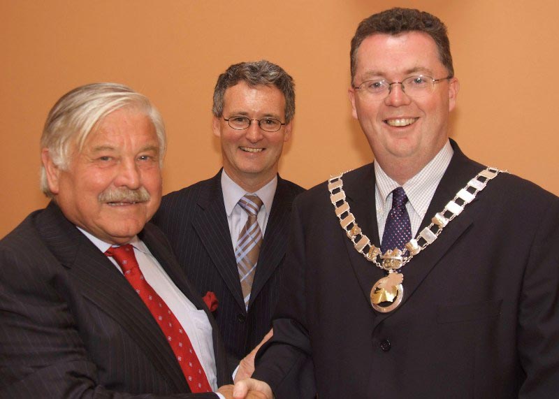 Hand over of the chain of office from Cllr. Rainsford Hendy, Cathaoirleach 2006-2007 to Cllr. Conal Kavanagh, Cathaoirleach 2007-2008 with Mr. Stephen Blair, Director, S&E Regional Assembly