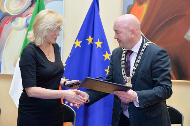European Commissioner for Regional Policy, Corina Crețu; Cllr. Kevin O’Keeffe, Cathaoirleach, Southern Regional Assembly at the signing of the Southern and Eastern Regional Operational Programme 2014