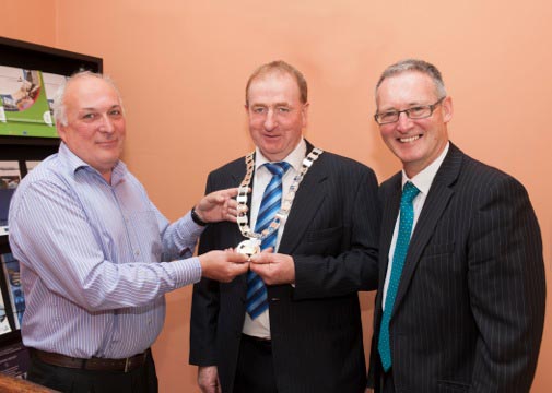 Cllr. Dermot Lacey handing over the Chain of Office to newly elected
Cathaoirleach, Cllr. Thomas Kinsella
(Left to Right: Cllr. Dermot Lacey with Stephen Blair, Director and Cllr. Thomas Kinsella, C